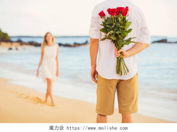 年轻夫妇在恋爱男人抱着惊喜一束玫瑰美丽的年轻女子七夕520情人节214情人节